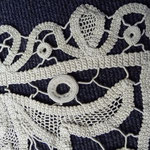 French table-cloth. Linen with incredible embroidery and lace work. 138 x 100. € 330