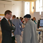 Tolle Gespräche zwischen Aussteller und Besucher des Anlasses "Im Alter zuhause leben 2012"