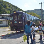 踏切で、わたらせ渓谷鉄道に手を振り