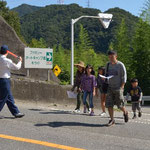 キャンプ場を出てすぐに国道横断には、地元の駐在さんが協力