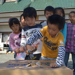 ウォークラリーの最後はお菓子のつかみ取り