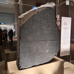 Da wir schonmal da waren, besuchten wir auch den beeindruckenden Rosetta Stein, mit dem die Ägyptischen Hieroglyphen decodiert werden konnten.