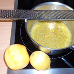Butter schmelzen, Zitronen- & Orangenabrieb zufügen, Saft & Vanille zufügen