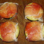 Auberginen-Sandwiches in Schinken einpacken