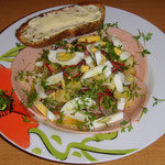 fertig angerichteter Spargel-Radieschen-Wurst-Salat mit Ei-Dressing