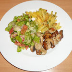 anrichten_mit Fleisch (Wurst/Champignons) und frischem Salat