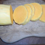 Butternut-Kürbis in Scheiben schneiden