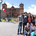 die Freiwilligen und ich am Plaza de Armas in Cusco