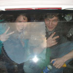 Anna-Maria und Flo im Kofferraum aufgrund Platzmangel im Auto