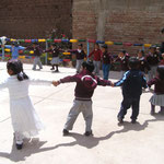 die gerade auf dem Platz des Kindergarten tanzen.