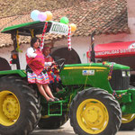Eine Bauersfamilie mit Traktor.
