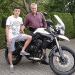 09.05.2014: Siegfried Meier aus Lörrach mit Sohn Maxi und seiner neuen TRIUMPH Tiger 800 XC