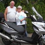 03.06.2014: Rudolf Trachsel glücklich mit seiner Frau und seinem neuen KYMCO Grand Dink 125i