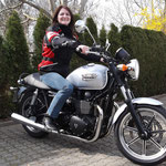 März 2014: Sonja Rogg aus Weil am Rhein mit ihrer neuen TRIUMPH Bonneville