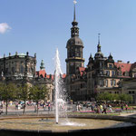 links die Hofkirche, rechts das Schloss am Theaterplatz in Dresden