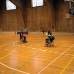 スクールの前に車椅子チームの練習。色々なカテゴリーのチームがあります。
