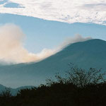 噴煙棚引く浅間山 撮影者　：　Ｓ５６年卒　Ｎ．Ｍ． 撮影日　：　２００４年１０月１６日 コメント　： 　浅間山の噴煙はどこまでも続いていた。