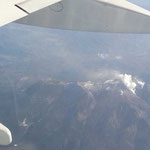 ２０１４年１１月８日中部国際空港発札幌行きの全日空機内よりみた御嶽山。同年９月２７日の噴火で甚大な被害がありました。