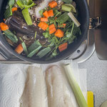 Dorschfilets und Zutaten zur Fischsuppe
