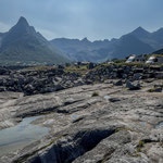 Felsen am Fjordufer