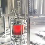 Hier sieht man die Farbe der im Prozess laufenden Substanz