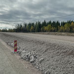 Straßenbau in Schweden. Man beachte die Dicke der Schotterschicht ca. 80 cm