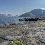 Viele vorgelagerte Felsen am Fjordufer