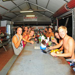 Die ganze Crew beim Abendessen in der Camp-Küche