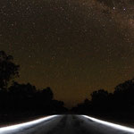 Eine Langzeitbelichtung nachts auf dem Highway,mit der Taschenlampe haben wir den Seitenstreifen nachgezogen.