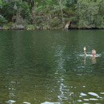 Simon schwimmt im Fluss