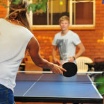 Tischtennismatch hinterm Haus