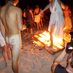 Wilde Strandparty am Cable Beach. Welcher Arsch da links steht und wer sich da in einer Toga gekleidet dem Feuer opfert ist uns leider nicht bekannt...