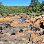 Vom Wasser geformte Steine. In natürlichen Felsbecken staut sich das Wasser und wird von der Sonne auf Badewannentemperatur erhitzt.