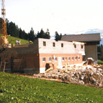 Wiederaufbau des Vieh- und Junghennenstalls nach dem Stallbrand am Dreikönigstag 1982