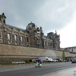 Die Brühlsche Terrasse und unterhalb die Festung Dresden.