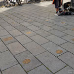 Eingelassene Bodenplatten vor der Karlsstatue