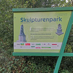 Ein kleiner Park mit modernen Skulpturen