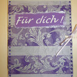Gefreezte Ornament-Serviette auf Papier geklebt oder gebügelt und mit Schriftzug-Schablone "Für Dich" dekoriert.