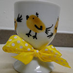 Auch die Eier möchten einen persönlichen Behälter! Mit KeraDecor (Keramikfarbe) und dem Keramikstift ganz einfach Vögeli gemacht!