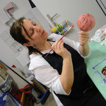Sonja am Werk mit Reliefpaste und Rostcreme ... 