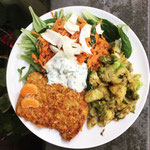 Soja-Schnitzel in Cornflakes-Pannade mit Brokkoli-Kartoffel-Pfanne, Salat & Soja-Yoghurt-Dip (Lunch & Dinner)