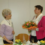 Mit Blumen bedankte sich Ute Velten bei Elke Clever (links) für ihre langjährige Mitarbeit im Vorstand. Foto: Negel-Täuber