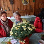 Maria Peveling (Mitte) freut sich über die Blumen und den gelungenen Nachmittag..(Foto:DM)