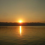 Zon gaat onder boven het Ohrid meer.