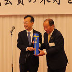 02-1_高野氏への記念品贈呈