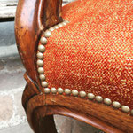 Réfection fauteuil style Louis Philippe : tissu Tweed coloris Brique de Lelièvre Paris et clous décoratif finition oxydé d'Houlès