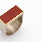 bague or blanc , plaque jaspe rouge