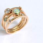 bague or rouge, diamants et cabochon opale du Brésil