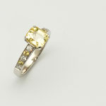 bague or blanc, saphir jaune naturel, ligne de saphirs jaunes et diamants