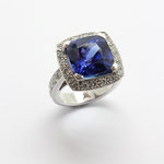 bague or blanc palladié, tanzanite coussin et entourage diamants